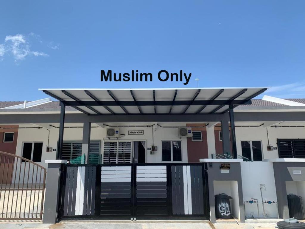 Fazlizasuite Homestay @ Teluk Kemang-Muslim Preferred Porto Dickson Exterior foto
